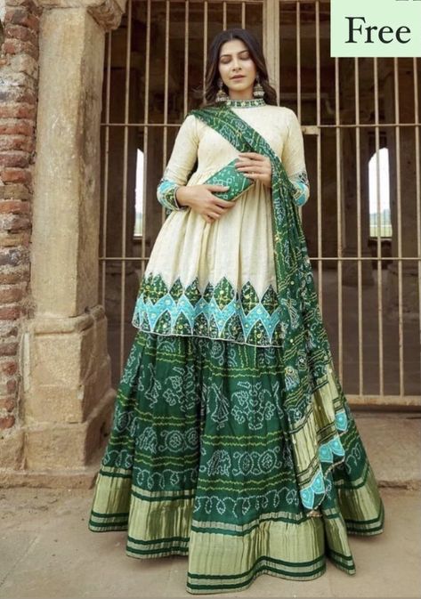 Bandhani Chaniya Choli Designs, Bandhani Blouse Work, Desi Casual, Bandhani Dress, Indian Outfits Lehenga, Long Gown Design, Long Kurti Designs, Choli Designs, Indian Dresses Traditional