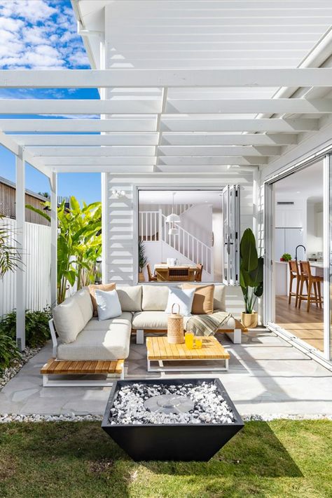 Small Alfresco Ideas, Small Outdoor Entertaining Area, Backyard Styling, Alfresco Ideas Australia, Beach Townhouse, Coastal Styling, Corner Landscaping, Alfresco Designs, Timber Pergola