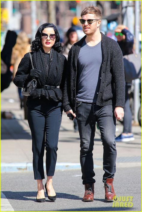 Dita Von Teese Holds Hands with Mystery Man in the Big Apple!: Photo #3072954. Dita Von Teese is as glamorous as ever while holding hands with a mystery man on Saturday afternoon (March 15) in New York City.     The 41-year-old burlesque beauty… Dita Von Tees, Dita Von Teese Burlesque, Dita Von Teese Style, Dita Von Tease, Idda Van Munster, Mystery Man, Apple Photo, Hourglass Fashion, Look Retro