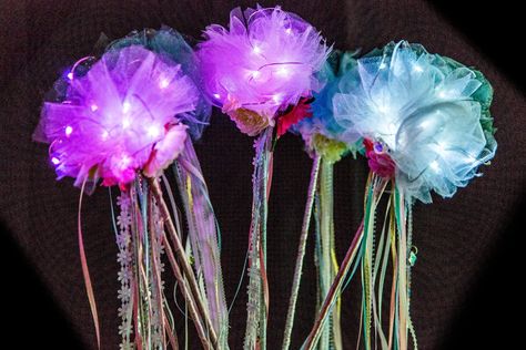 Home And Family Crafts, Princess Wands, Diy Wand, Princess Diy, Magic Wands, Fairy Crafts, Fairy Wands, Diy Fairy, Family Diy