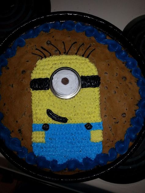 Minion cookie cake! Mason jar cover as the goggles Minion Cookie Cake, Mrs Fields Cookies, Final Cake, Minion Cookies, Message Cookies, Big Cookies, Pizza Cookie, Large Cookies, Cookie Cake Decorations