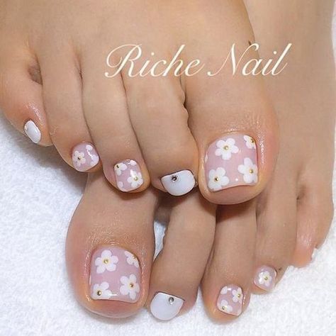 Five Dot Flower motives On Toe Nails #toe nail art #nails #beauty #trendypins Nail Art For Toes, Flower Pedicure Designs, Flower Pedicure, Flower Toe Nails, Subtle Nails, Pedicure Designs, Cute Christmas Nails, Nail Art Ombre, Nail Art Pen