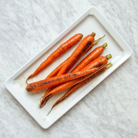 Basic Roasted Carrots | Get Food & Wine’s recipe for the simplest (and best) roasted carrots from star chef Hugh Acheson. Creamy Carrot Soup, Roasted Carrots Recipe, Lemon Garlic Shrimp, Steak Side Dishes, Carrots Recipe, Baked Asparagus, Carrot Recipes, Creamed Spinach, Spinach Stuffed Mushrooms