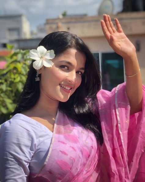 Sadia Ayman, Sarees Poses, Sari Pose, Saree Pose, Photo Stills, Friends Cartoon, Insta Layout, Selfie Pose, Friend Pictures Poses