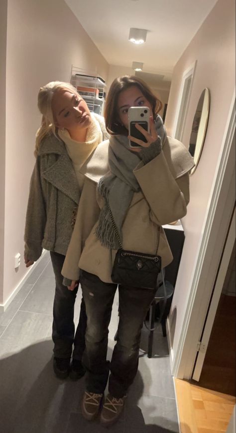 Stockholm Aesthetic Outfit Winter, Sweden Winter Fashion, Long Coat Fall Outfit, Coat Inspo Outfit, Scandi Fall Outfits, Stockholm Autumn Outfits, Stockholm Autumn Fashion, Fall Outfits Stockholm Style, Scandinavian School Outfits