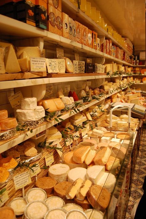 Cheese Store, Cheese Display, Deli Shop, Cheese Wheel, French Cheese, Kinds Of Cheese, Cheese Shop, Types Of Cheese, Wine Cheese