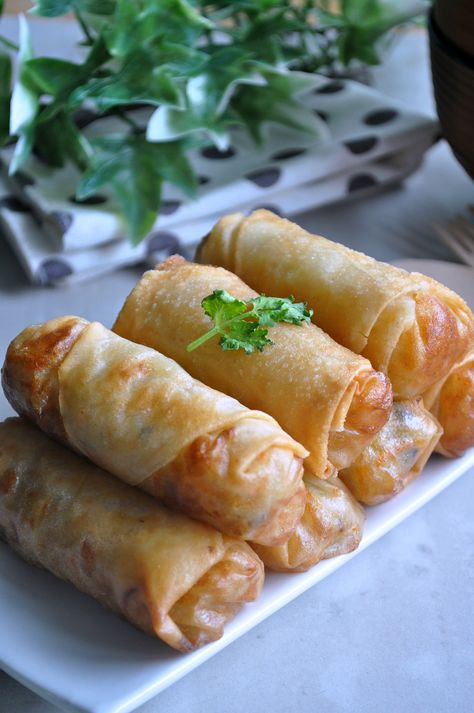 Fried Spring Rolls 炸春卷 - Eat What Tonight Turkey Spring Rolls, Spring Roll Filling Ideas, Spring Roll Filling, Chinese Appetizers, Spring Rolls Recipe, Cooking Chinese Food, Fried Spring Rolls, Chicken Spring Rolls, I Want Food