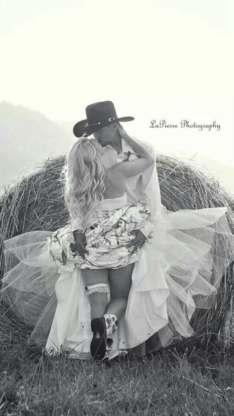 Awwe i wish Country Wedding Pictures, Country Wedding Photos, Country Photography, Wedding Country, Camo Wedding, Country Wedding Dresses, Cute Wedding Ideas, Wedding Engagement Photos, Western Wedding