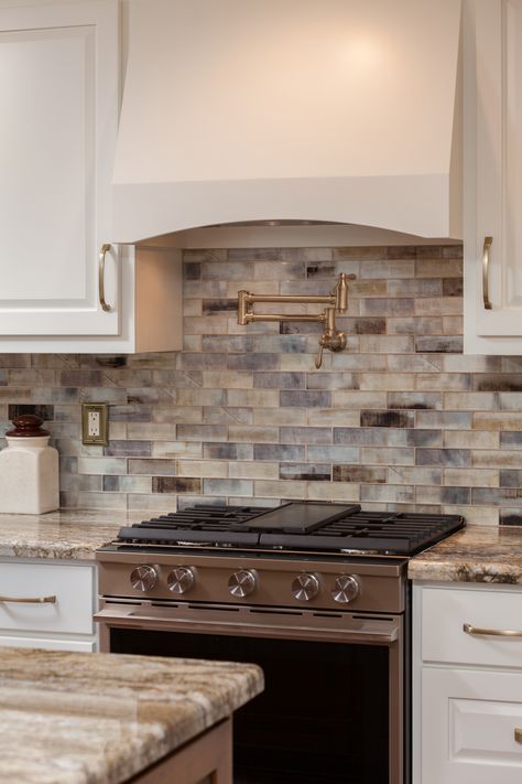 Love the glass tile backsplash in this kitchen remodel! Dapur Rustic, Backsplash Kitchen White Cabinets, Glass Backsplash Kitchen, Stone Backsplash Kitchen, Mosaic Kitchen, Farmhouse Kitchen Backsplash, Countertop Ideas, Kabinet Dapur, Kitchen Backsplash Designs