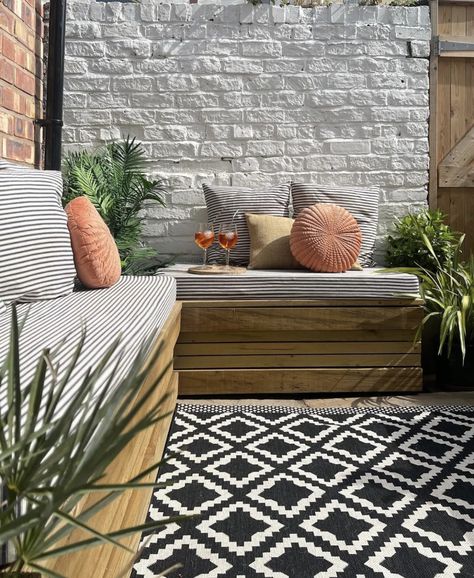 Diy Garden Seating, Built In Garden Seating, Outside Seating Area, Diy Outdoor Seating, Modern Patio Design, Garden Seating Area, Courtyard Gardens Design, Outside Seating, Outdoor Seating Area