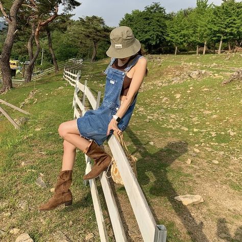 Cowgirl Princess, Countryside Outfit, Countryside Girl, Zoo Outfit, Farmer Outfit, Girly Style Outfits, Farmer Girl, Female Farmer, Country Cowgirl