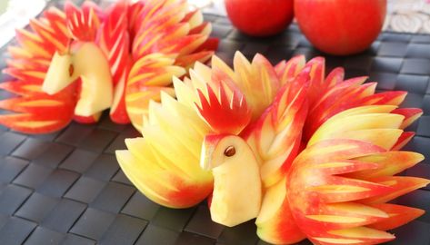 Sushi Garnish, Apple Food Art, Deco Fruit, Carrot Flowers, Fruit Creations, Fruit Decoration, Apple Flowers, Fruit And Vegetable Carving, Food Sculpture