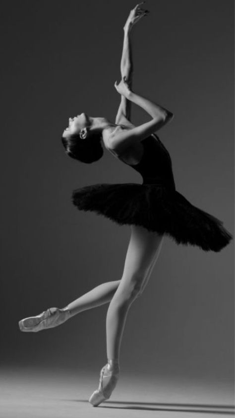 Ballet Photography Poses, Ballerina Photography, Ballerina Poses, Ballet Dance Photography, Dance Picture Poses, Dance Photo Shoot, Dancer Photography, Ballet Pictures, Ballet Beauty