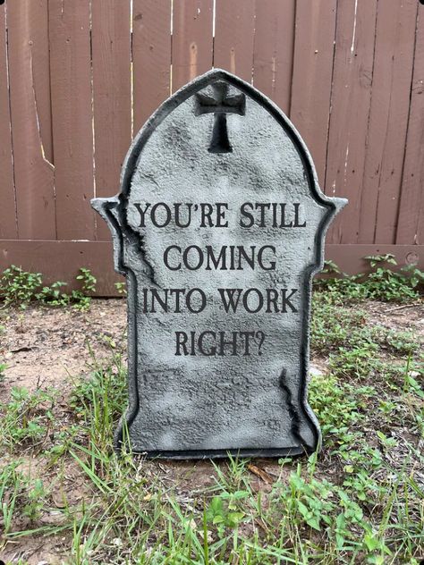 Halloween Outdoor Decorations That Stands Out - Her Blog Journal Graveyard Halloween Party, Halloween Decor Outside Front Yards, Diy Gravestone Halloween, Outdoor Halloween Party Ideas, Halloween Headstone, Halloween Home Decor Ideas, Halloween Setup, Halloween Yard Art, Halloween Themes Decorations