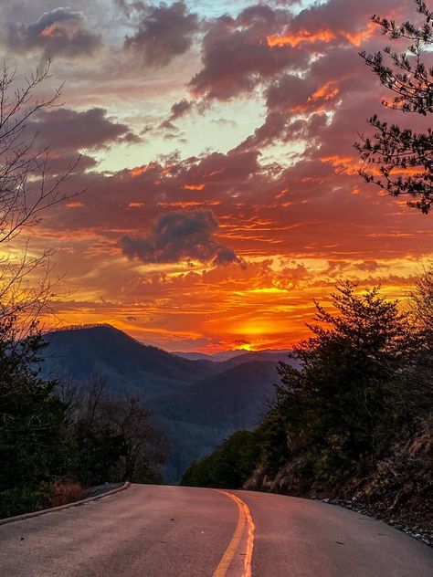 Sun Rise Mountains, Smoky Mountains Aesthetic, Mountain Sunset Aesthetic, Aspen Core, Pretty Sunrise, Sunrise Background, Sunrise Orange, Country Sunset, Sunrise Mountain