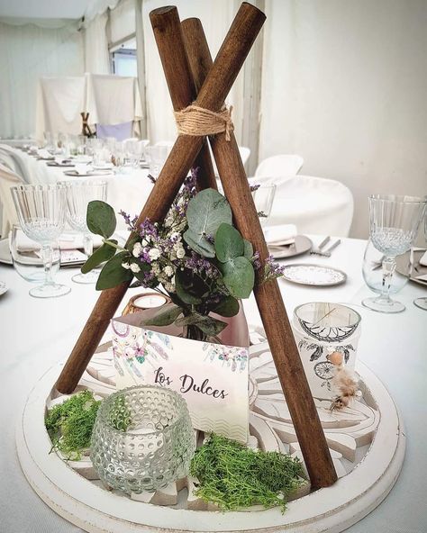 Tipi de madera con mesero personalizado estilo boho para el centro de mesa de Seila y David, combinado con mandala blanco de madera, portavelas y flores. ¿A que son una monada? 😻  Más ideas como esta os están esperando en la feria Caceres de Boda los dias 6 y 7 de octubre en el palacio de Congresos de Cáceres. Venid a vernos en los stands 1 y 2  #detalles #bohochic #bohostyle #bodas2018 #bodas #boda #wedding #castillodelasseguras #omicronbodas #decoracion #bodascaceres #decoraciondebodas #decor Mesas Candy Bar, Woodland Baby Shower Theme Boy, Wedding Centerpieces Diy Rustic, Native American Wedding, Rusting Wedding, Baby Shower Boho, Teepee Party, Driftwood Art Diy, Rustic Modern Wedding