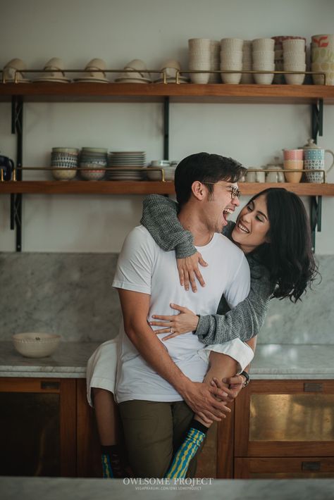 Pajama Prenup Shoot, Dinner For Couples, Prenup Photoshoot Ideas Indoor, Homey Prenup Shoot, Prewed Casual Indoor, Indoor Prenup Shoot, Casual Prewedding Indoor, Prewedding Photography Casual, Pre Nup Photoshoot