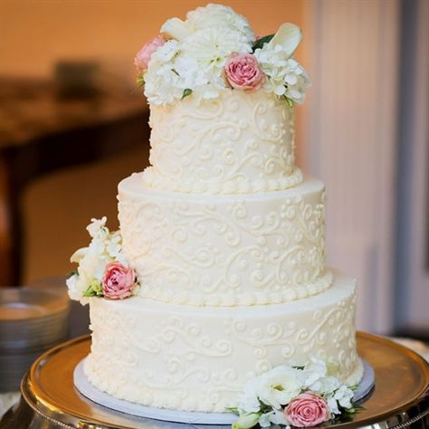 Elegant Traditional Wedding Cake Red Birthday Cakes, Fancy Wedding Cakes, Chandelier Cake, Wedding Cake Images, Whiskey Cake, Inside Cake, Simple Beach Wedding, Traditional Wedding Cakes, Wedding Cake Pictures