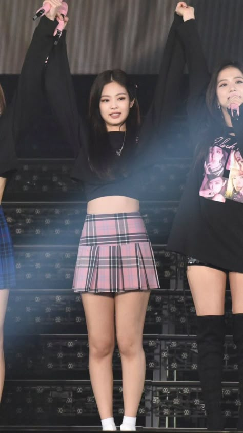 Jennie In Skirt, Jennie Stage, Girls Run The World, Bff Photoshoot Poses, Short Women Fashion, Causual Outfits, Jennie Kim, Kpop Fashion Outfits, Celebrity Look