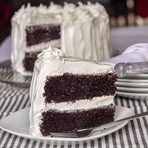 Black and White Cake. An all time kid favourite among our family and friends. A easy one-bowl chocolate cake covered in plenty of fluffy marshmallow frosting is sure to please kids of all ages. #birthdaycake #homemadecakerecipes #oldfashionedrecipes Funnel Cake Toppings, Chocolate Cake With White Icing, Double Layer Chocolate Cake, Easy Funnel Cake, Funnel Cake Recipe Easy, Black And White Cake, Super Moist Chocolate Cake, Cake Recipe Easy, Funnel Cake Recipe