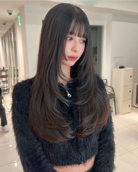 Wavy Ends Hair, Soft Hime Haircut, Hime Cut Without Bangs, Cute Hairstyles With Curtain Bangs, Versatile Bangs, Hairstyles With Curtain Bangs, Coffee Hair, Haircuts For Long Hair With Layers, Hair Inspiration Long