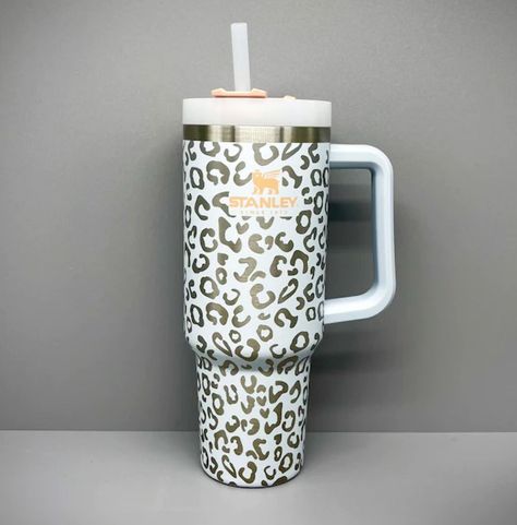 Leopard Stanley Cup, Leopard Print Stanley Cup, Cheetah Print Stanley Cup, Stanley Cup Designs, Vasos Aesthetic, Stanley Yelnats, Mug For Boyfriend, Mug Ideas, Starbucks Cup Art