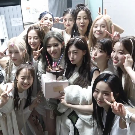 Miss My Family, Loona Icon, I Miss My Family, Dna Code, Loona Icons, Loona Ot12, Odd Eyes, Olivia Hye, Forever Me