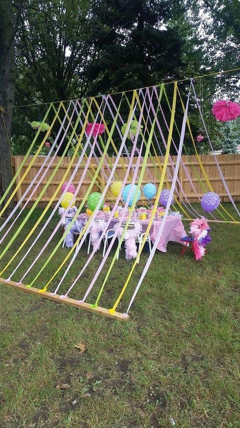 Rainbow Party Decorations Outdoor, Outdoor Picnic Party Decor, Theme Park Party Ideas, Rainbow Garden Party, Backyard Tea Party Kids, Toddler Park Birthday Party, Front Yard Birthday Party, Unicorn Tea Party Birthday, Kids Park Birthday Party