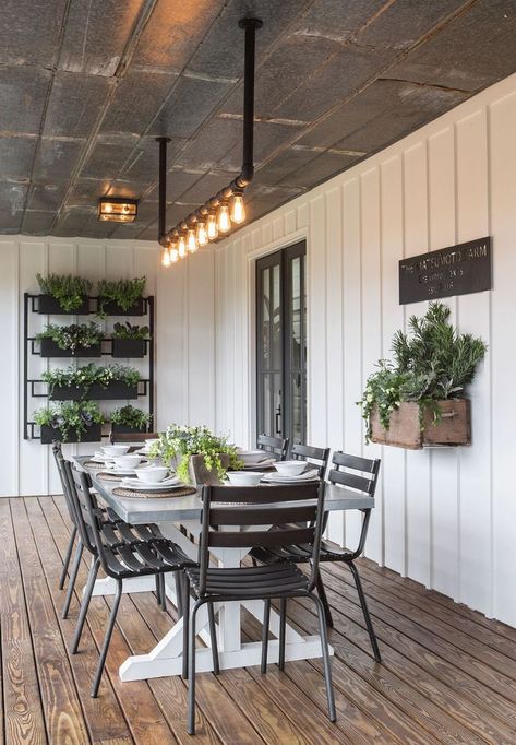 Chip and Joanna Gaines Transformed This Old Shack into a Dream Farmhouse Stile Joanna Gaines, Farmhouse Sunroom, Farmhouse Exterior Design, Dream Farmhouse, Casa Country, Modern Farmhouse Exterior, House With Porch, Patio Interior, Porch Design