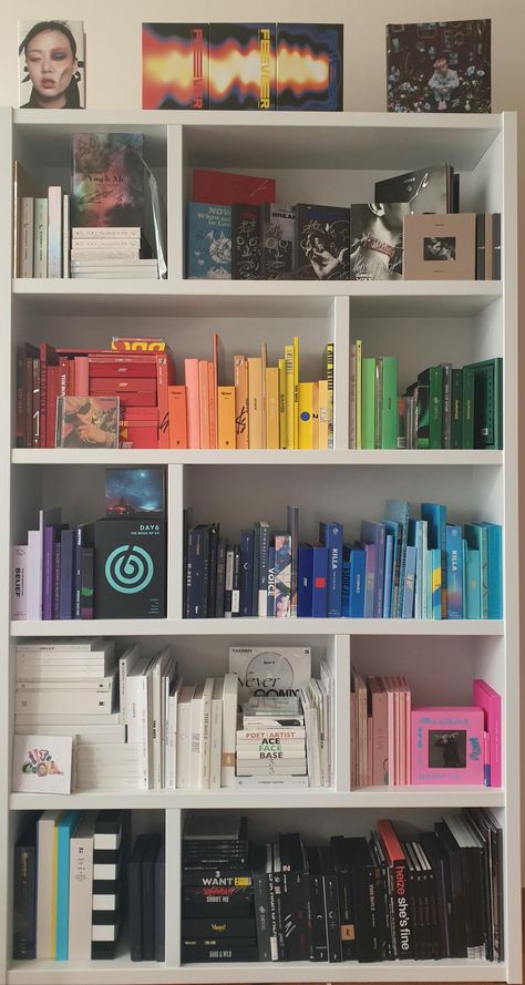 Kpop Album Shelf Ideas, Kpop Album Shelf Aesthetic, Kpop Albums Collection Wall Shelf, Kpop Shelf, Kpop Merch Collection Shelf, Manga Collection Shelf, Kpop Albums Shelf, Bts Albums Collection Shelf, Army Room