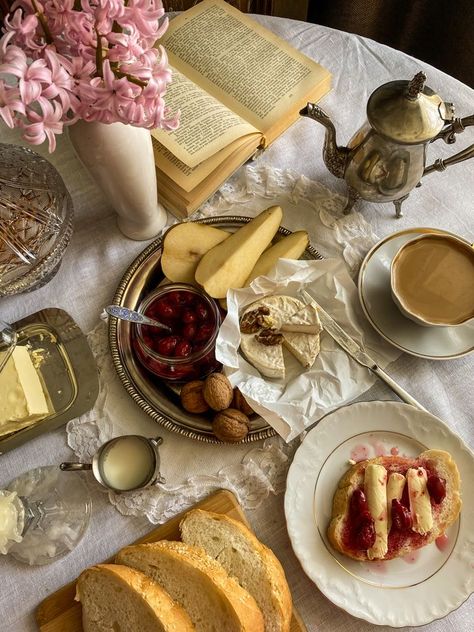 Soiree Aesthetic, Hospitality Aesthetic, Tea Time Aesthetic, Tea Food, Outdoor Dinner Parties, Food Table, Breakfast Time, Summer Evening, Food Obsession