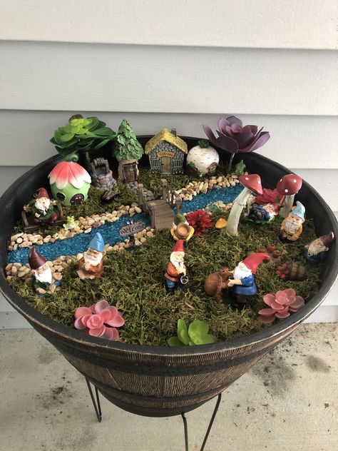 Gnomes Village Ideas, Gnome Village Diy, Gnome Fairy Garden, Knomes Garden Ideas, Gnome Garden Ideas Diy Fairy Village, Gnome Village Ideas, Gnome Garden Outdoor, Small Fairy Garden Ideas, Diy Gnome Garden