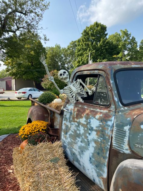 Old Truck Landscape Ideas, Diy Seasonal Decor, Halloween 23, Utility Truck, Home Exterior Makeover, Hay Design, Old Truck, Exterior Makeover, Corn Maze