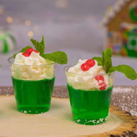 Mistletoe Jello Shots - Tipsy Bartender Clear Jello, Peach Schnapps Drinks, Dirty Drinks, Cinnamon Candies, Rum Mixed Drinks, Champagne Jello Shots, Christmas Jello, Freaks Only, Christmas Jello Shots