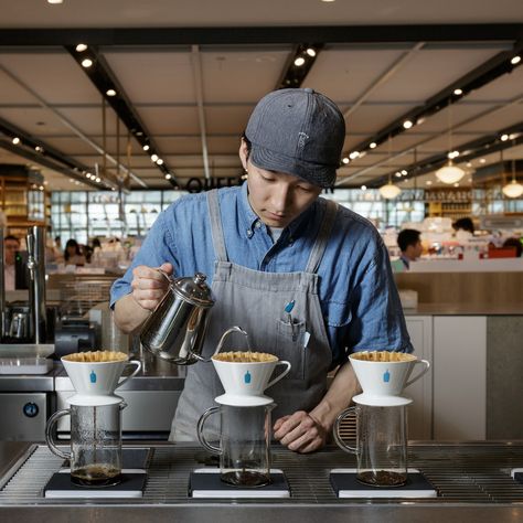 Bay Area–based Blue Bottle Coffee recently opened an outpost in Tokyo’s Meguro neighborhood. Slow Bar Coffee Design, Village Coffee, Grafic Art, Brew Bar, Coffee Life, Blue Bottle Coffee, Cafe Concept, Tokyo Shopping, Afternoon Coffee