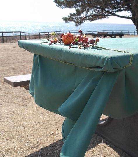 Pinic Table, Portable Bar Table, Picnic Table Decor, Tablecloth Ideas, Simple Picnic, Pinwheel Party, Diy Picnic Table, Pinwheels Party, Picnic Table Covers