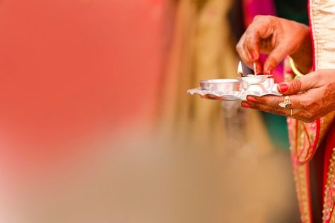 Holding puja thali and oil lamp in hand ... | Premium Photo #Freepik #photo #flower #wedding #water #love Jalaram Bapa, Hindu Puja, Mango Leaf, Puja Thali, Wedding Water, Betel Nut, Pooja Thali, Wedding Ceremony Traditions, Floral Decoration