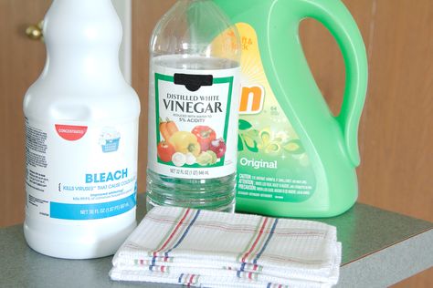 How to Get the Sour Smell Out of a Dishcloth Natural Odor Remover, Towels Smell, Housekeeping Tips, Pool Liner, Mildew Smell, Distilled White Vinegar, Cleaning Recipes, Odor Remover, Mold Remover