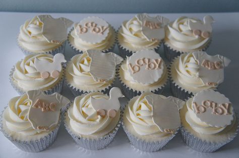 gender reveal cupcakes | Gender Reveal Cupcakes | Flickr - Photo Sharing! Gender Reveal Cupcakes Neutral, Cupcake Reveal Gender, Gender Reveal Cupcakes Filling, Gender Reveal Mini Cupcakes, Gender Reveal Cupcakes Pink And Blue, Mommy Hacks, Gender Reveal Cupcakes, Baby Shower Inspiration, Love Cake