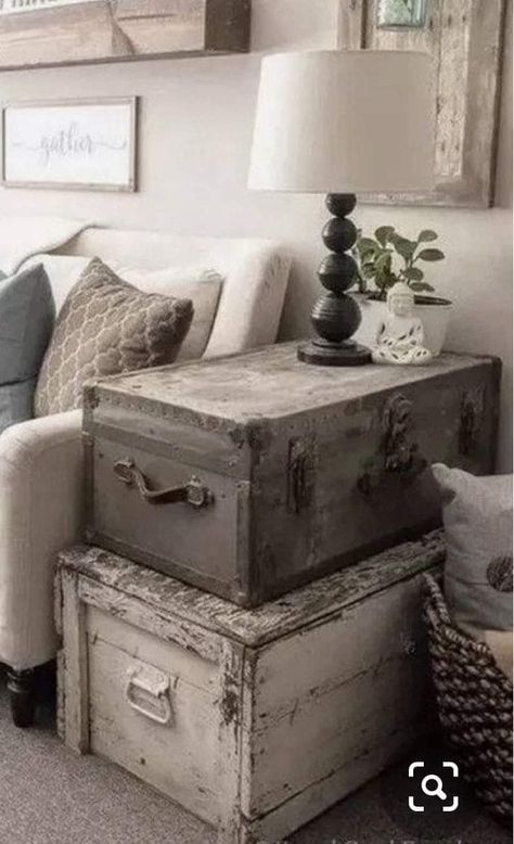 Old Trunk Decor, Minimalist Country Home, Shabby Chic Trunk, Vintage Trunks, Farmhouse Decor Living Room, Shabby Chic Furniture, Repurposed Furniture, Suitcases, Cottage Decor