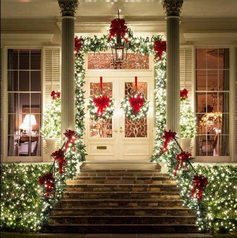 50+ Christmas Front Porch Decor Ideas that puts up an Excellent welcome show for your guests - Hike n Dip #christmashome Outdoor Christmas Diy, Diy Christmas Lights, Christmas Front Porch, Christmas Front Doors, Christmas Porch Decor, Outdoor Christmas Lights, Front Porch Christmas Decor, Gorgeous Christmas, Decorating With Christmas Lights