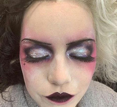 Cruella Makeup, Cruella Costume, Movie Makeup, There Are No Words, Punk Makeup, Cruella Deville, Stage Makeup, Halloween Makeup Looks, Movie Fashion