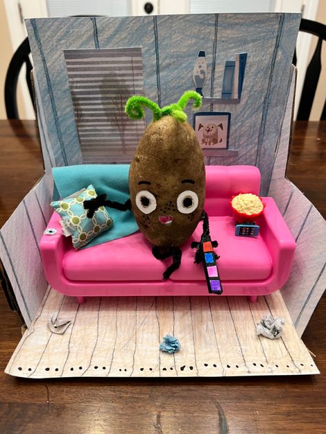 Book character potato project📚 Potato Character, Book Character, Couch Potato, Book Characters, School Stuff, Easter Egg, Easter Eggs, Potato, Egg