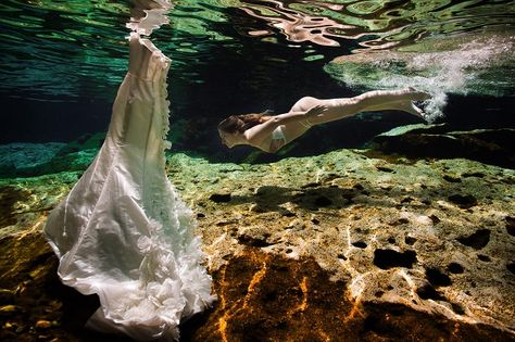 Top 20 Wedding Photographers in Cancun - Samuel Luna Underwater Photoshoot, Underwater Portrait, Under The Water, Ocean Photos, Underwater Art, Underwater Life, Underwater Photos, Under Water, Shooting Photo