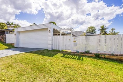 Coastal Carport at Mudgereeraba - Scally Projects Gold Coast Coastal Carport Ideas, Hamptons Carport, Carport Ideas Australia, Garage Extension, Diy Carport, Palm Springs Decor, Skillion Roof, Double Carport, Car Port