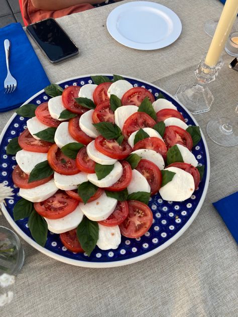 Greece Themed Dinner Party, Greek Summer Dinner Party, Mama Mia Themed Picnic, Greek Inspired Dinner Party, Mamma Mia Dinner Table, Mama Mia Themed Party Food, Mama Mia Dinner Party Aesthetic, Mamma Mia Picnic Party, Mamma Mia Inspired Drinks