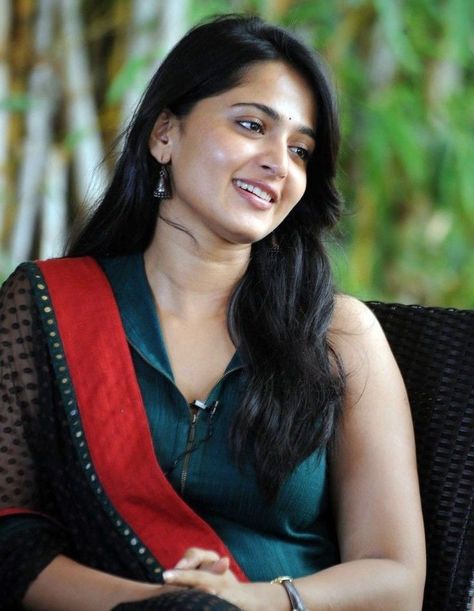 Anushka Photos, Actress Hairstyles, India Style, Anushka Shetty, Long Black Hair, Actress Pics, Actress Photos, India Beauty, Long Black