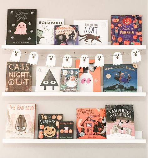 Halloween Book Display, Halloween Bookshelf Decor, Themed Bookshelves, Halloween Kids Room, Themed Bookshelf, Holiday Bookshelves, Fall Bookshelf, Fall Books, Halloween Books For Kids