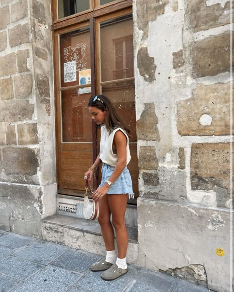 Credit: @capucinerqllrt on instagram Boston Outfits, Birkenstock Outfit, Boston Fashion, Skandinavian Fashion, Europe Outfits, September 7, Outfit Inspo Fall, Summer Fashion Outfits, Spring Summer Outfits