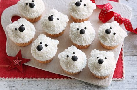 Made with sweet fondant icing and delicious desicated coconut, these cute polar bear cupcakes make the perfect Christmas treats to share with friends and family. Polar Bear Cupcakes, Polar Bear Cupcake, Christmas Baking Recipes Easy, Easy Christmas Cupcakes, Christmas Baking Easy, Christmas Cupcakes Recipes, Christmas Cupcakes Decoration, Bear Cupcakes, Christmas Baking Recipes